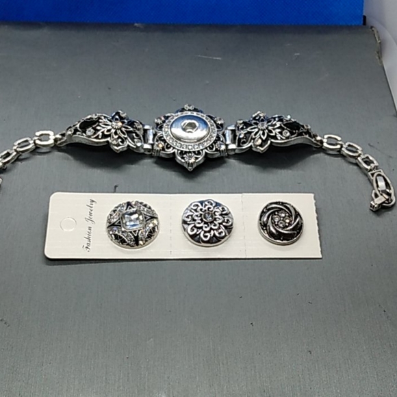 8 inch silver and rhinestones snap button bracelet - Picture 1 of 4